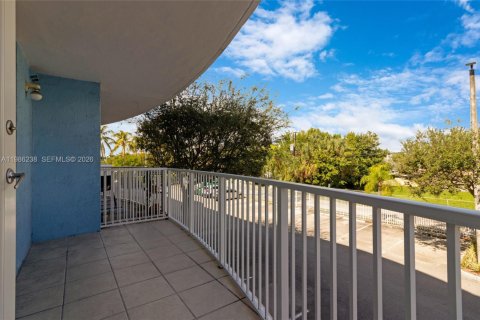 Condo in North Bay Village, Florida, 2 bedrooms  № 2051431 - photo 4