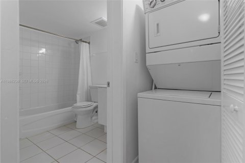 Condo in North Bay Village, Florida, 2 bedrooms  № 2051431 - photo 27