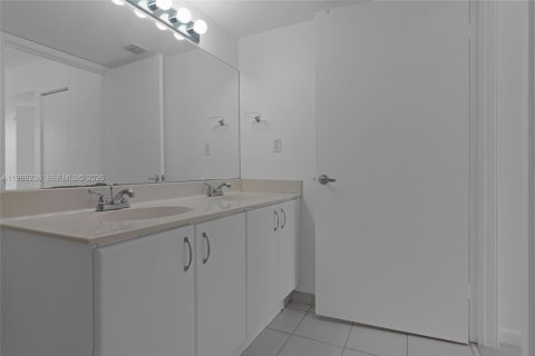 Condo in North Bay Village, Florida, 2 bedrooms  № 2051431 - photo 19