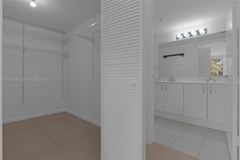 Condo in North Bay Village, Florida, 2 bedrooms  № 2051431 - photo 17