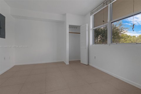 Condo in North Bay Village, Florida, 2 bedrooms  № 2051431 - photo 25