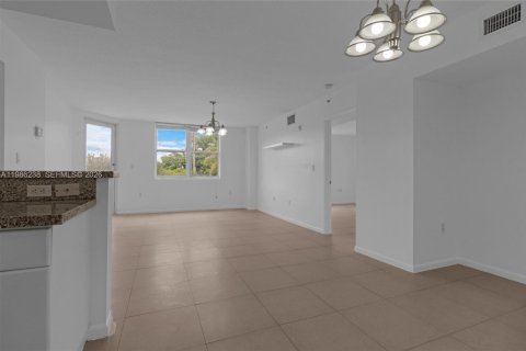 Condo in North Bay Village, Florida, 2 bedrooms  № 2051431 - photo 8