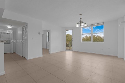 Condo in North Bay Village, Florida, 2 bedrooms  № 2051431 - photo 9