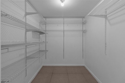 Condo in North Bay Village, Florida, 2 bedrooms  № 2051431 - photo 16