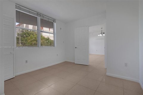 Condo in North Bay Village, Florida, 2 bedrooms  № 2051431 - photo 26