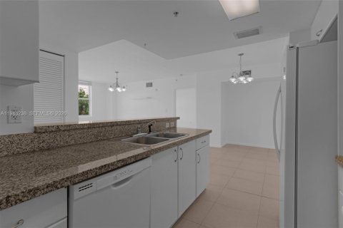 Condo in North Bay Village, Florida, 2 bedrooms  № 2051431 - photo 15