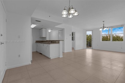 Condo in North Bay Village, Florida, 2 bedrooms  № 2051431 - photo 11