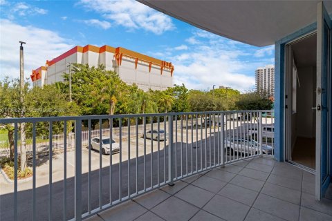 Condo in North Bay Village, Florida, 2 bedrooms  № 2051431 - photo 5