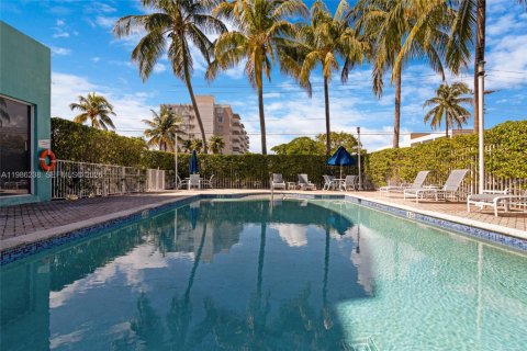 Condo in North Bay Village, Florida, 2 bedrooms  № 2051431 - photo 2