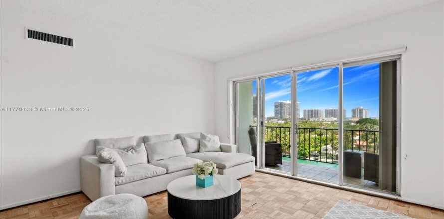 Condo in Bay Harbor Islands, Florida, 2 bedrooms № 1863602