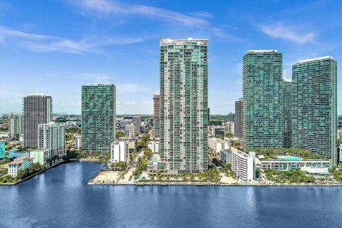 Condo in Miami, Florida, 3 bedrooms  № 2025918