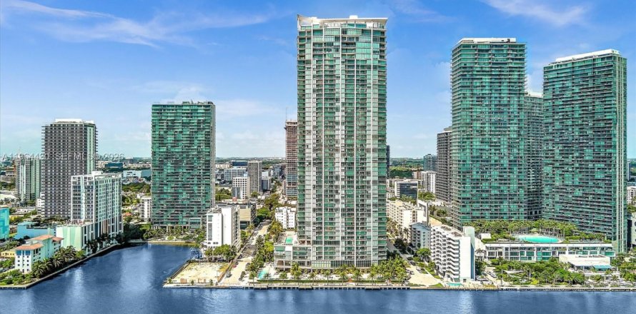 Condo in Miami, Florida, 3 bedrooms  № 2025918