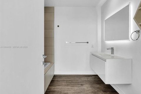 Condo in Miami, Florida, 3 bedrooms  № 2025918 - photo 26