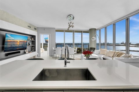 Condo in Miami, Florida, 3 bedrooms  № 2025918 - photo 19
