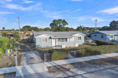 Casa en venta en Miami Gardens, Florida, 5 dormitorios, 166.67 m2 № 2027464 - foto 2