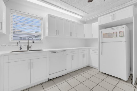 Casa en venta en Miami Gardens, Florida, 5 dormitorios, 166.67 m2 № 2027464 - foto 5
