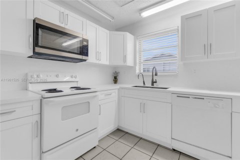 Casa en venta en Miami Gardens, Florida, 5 dormitorios, 166.67 m2 № 2027464 - foto 4