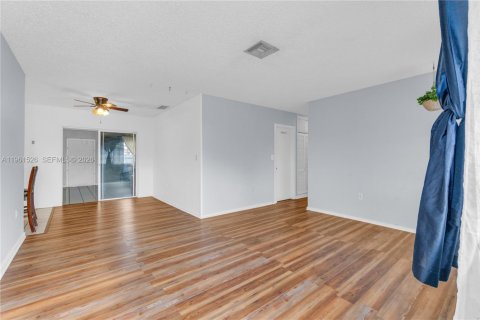 Casa en venta en Miami Gardens, Florida, 5 dormitorios, 166.67 m2 № 2027464 - foto 3