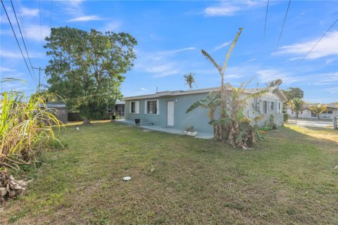 Casa en venta en Miami Gardens, Florida, 5 dormitorios, 166.67 m2 № 2027464 - foto 7