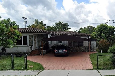 House in West Miami, Florida 3 bedrooms, 135.64 sq.m. № 1701431 - photo 2