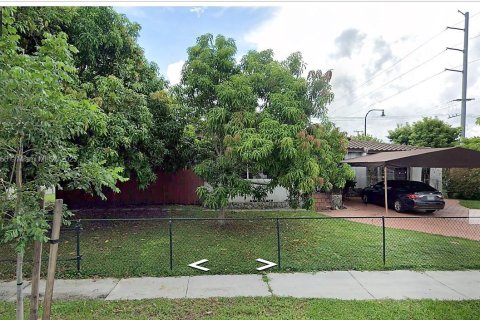 House in West Miami, Florida 3 bedrooms, 135.64 sq.m. № 1701431 - photo 3