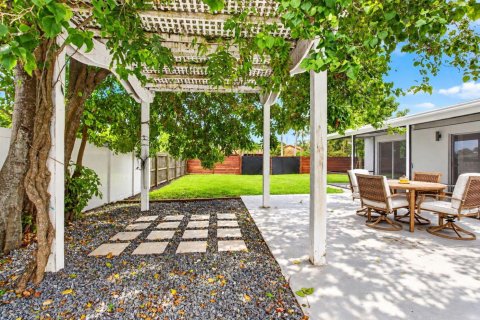 House in Lake Worth, Florida 3 bedrooms, 182.74 sq.m. № 2393243 - photo 5