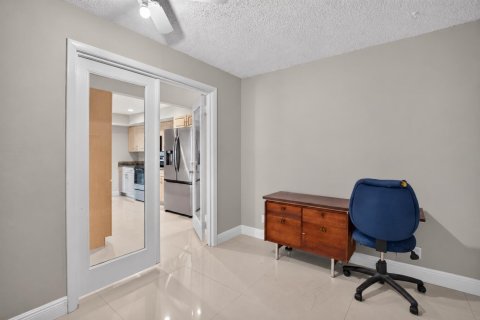 House in Lake Worth, Florida 3 bedrooms, 182.74 sq.m. № 2393243 - photo 24