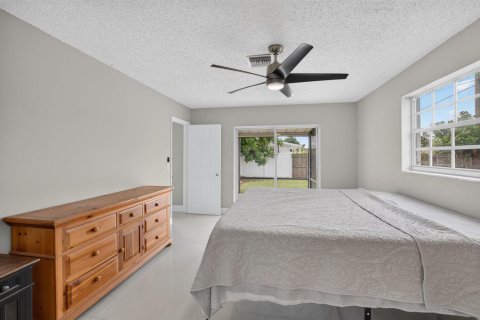 House in Lake Worth, Florida 3 bedrooms, 182.74 sq.m. № 2393243 - photo 20