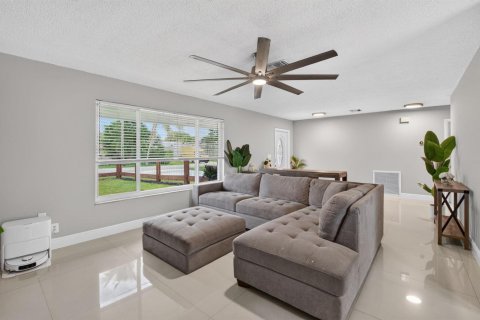 House in Lake Worth, Florida 3 bedrooms, 182.74 sq.m. № 2393243 - photo 2