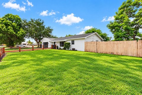 House in Lake Worth, Florida 3 bedrooms, 182.74 sq.m. № 2393243 - photo 7