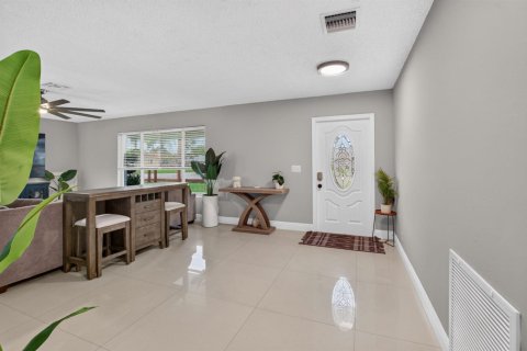 House in Lake Worth, Florida 3 bedrooms, 182.74 sq.m. № 2393243 - photo 10