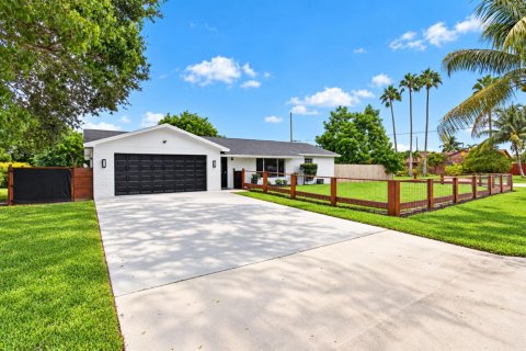 House in Lake Worth, Florida 3 bedrooms, 182.74 sq.m. № 2393243