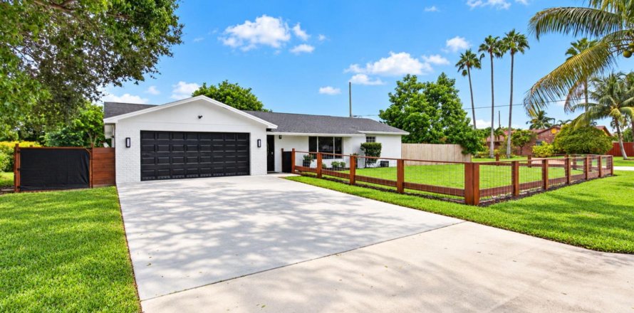 House in Lake Worth, Florida 3 bedrooms, 182.74 sq.m. № 2393243