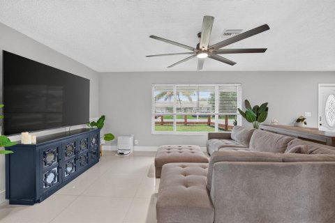 House in Lake Worth, Florida 3 bedrooms, 182.74 sq.m. № 2393243 - photo 14