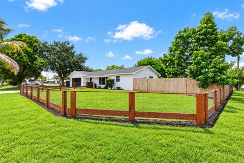 House in Lake Worth, Florida 3 bedrooms, 182.74 sq.m. № 2393243 - photo 8
