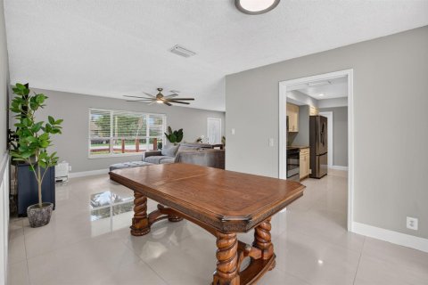 House in Lake Worth, Florida 3 bedrooms, 182.74 sq.m. № 2393243 - photo 17