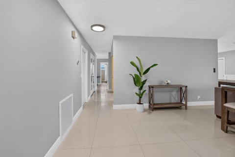 House in Lake Worth, Florida 3 bedrooms, 182.74 sq.m. № 2393243 - photo 12