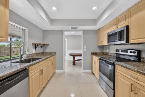 House in Lake Worth, Florida 3 bedrooms, 182.74 sq.m. № 2393243 - photo 23