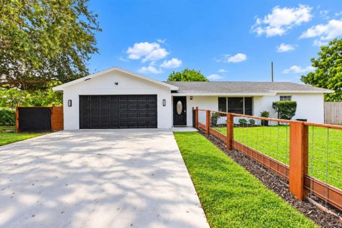 House in Lake Worth, Florida 3 bedrooms, 182.74 sq.m. № 2393243 - photo 9