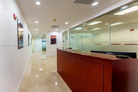 Commercial property in Miami, Florida № 2076825 - photo 4