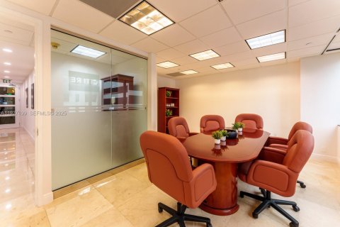 Commercial property in Miami, Florida № 2076825 - photo 11