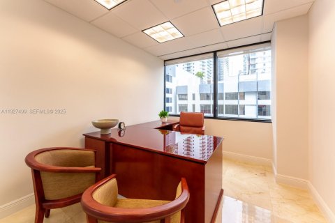 Commercial property in Miami, Florida № 2076825 - photo 12