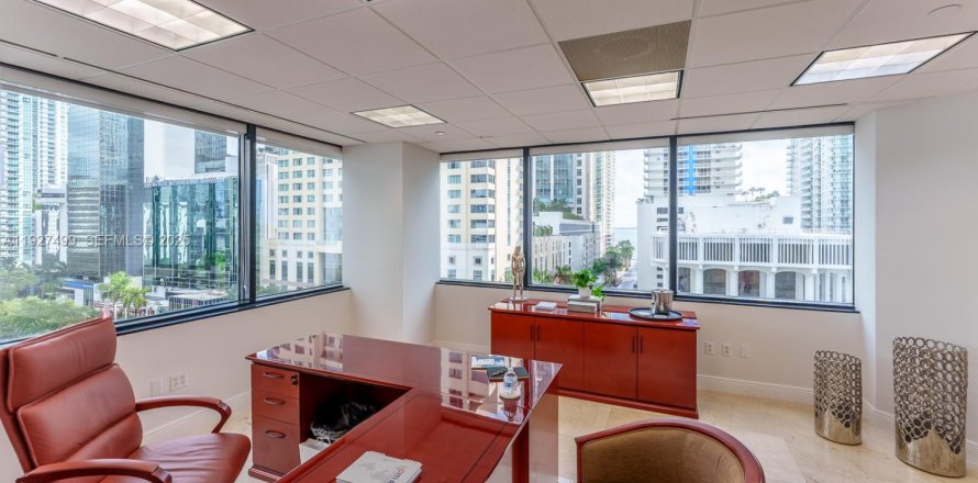 Commercial property in Miami, Florida № 2076825