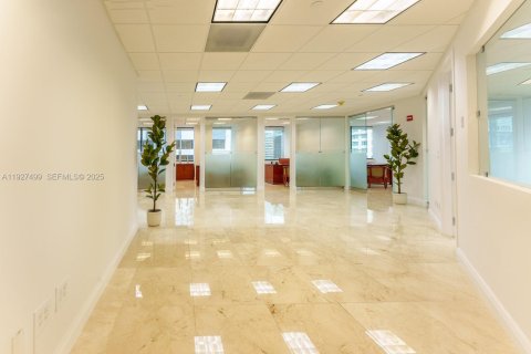 Commercial property in Miami, Florida № 2076825 - photo 5
