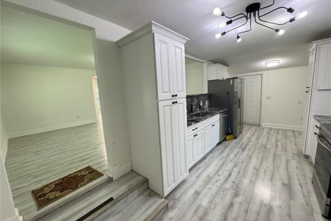 House in Tampa, Florida 3 bedrooms, 139.35 sq.m. № 1918413 - photo 2