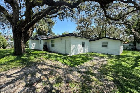 House in Tampa, Florida 3 bedrooms, 139.35 sq.m. № 1918413 - photo 1