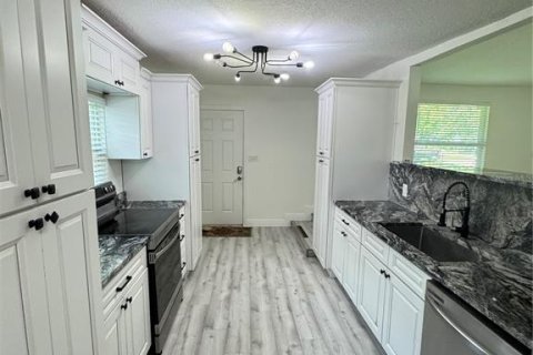 House in Tampa, Florida 3 bedrooms, 139.35 sq.m. № 1918413 - photo 3