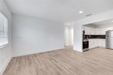 House in North Miami Beach, Florida 2 bedrooms, 156.08 sq.m. № 1994109 - photo 14