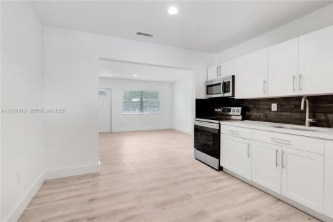 House in North Miami Beach, Florida 2 bedrooms, 156.08 sq.m. № 1994109 - photo 3