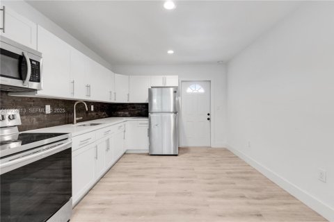 House in North Miami Beach, Florida 2 bedrooms, 156.08 sq.m. № 1994109 - photo 2